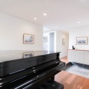 シンプルモダンな平屋のコートハウスの写真 グランドピアノが置ける空間