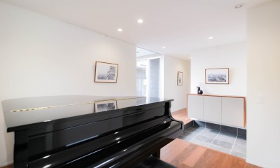 シンプルモダンな平屋のコートハウス (グランドピアノが置ける空間)