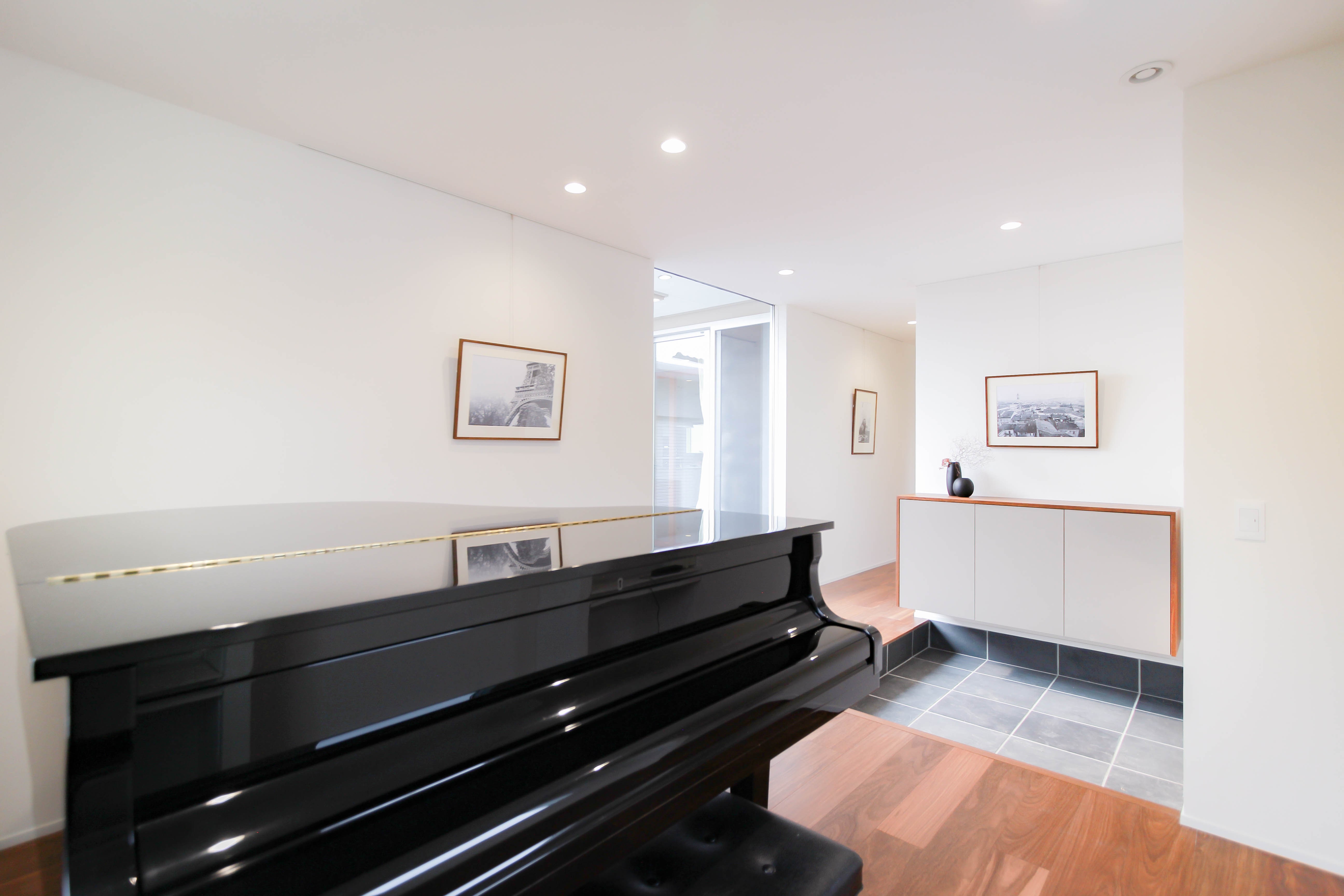 玄関事例：グランドピアノが置ける空間（シンプルモダンな平屋のコートハウス）