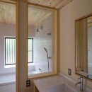 千代ヶ丘の家　減築でゆったり暮らす木の家｜改修の写真 ヒノキの香りに包まれた洗面室と浴室