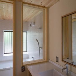 千代ヶ丘の家　減築でゆったり暮らす木の家｜改修 (ヒノキの香りに包まれた洗面室と浴室)