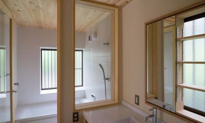 ヒノキの香りに包まれた洗面室と浴室｜千代ヶ丘の家　減築でゆったり暮らす木の家｜改修
