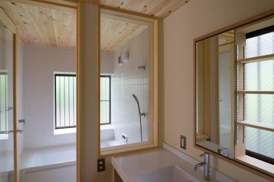 ヒノキの香りに包まれた洗面室と浴室 (千代ヶ丘の家　減築でゆったり暮らす木の家｜改修)