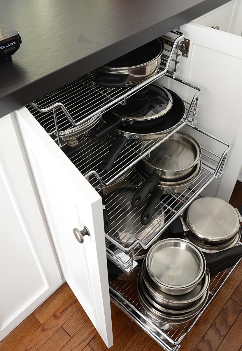 キッチン事例：スライド式で奥の鍋も取り出しやすい（K邸）