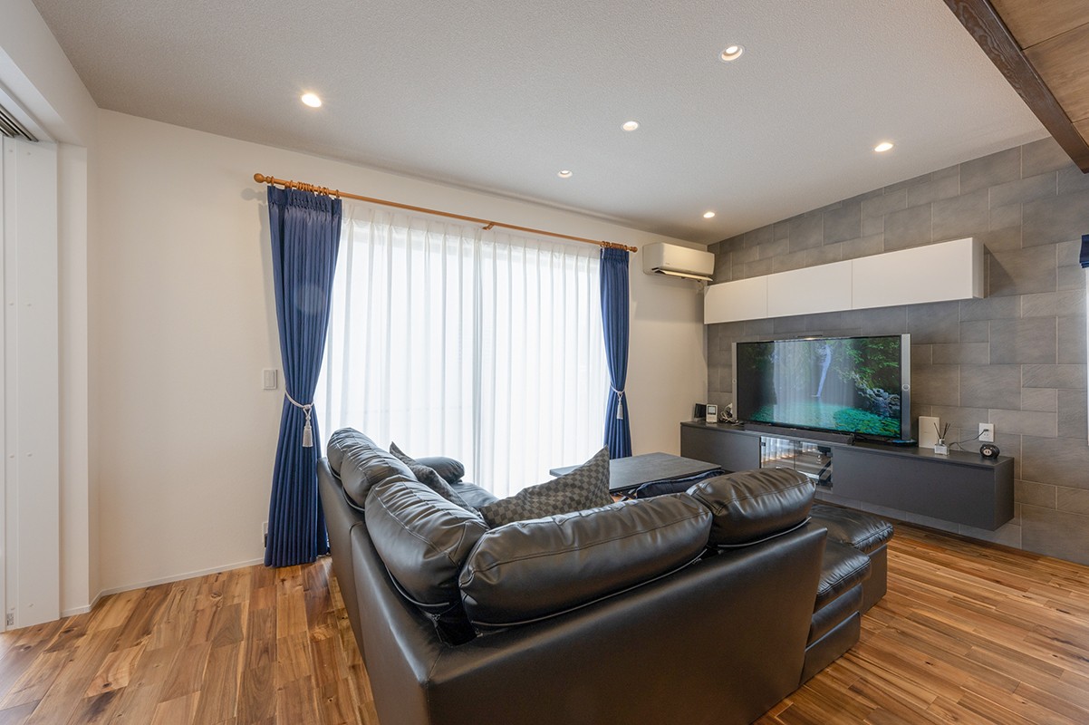 リビングダイニング事例：置き家具は無くし、壁面に収納とTVを備え付けにすることで広くて動きやすい贅沢な空間に。（住み継ぐ二世帯を守るロングライフリノベーション）