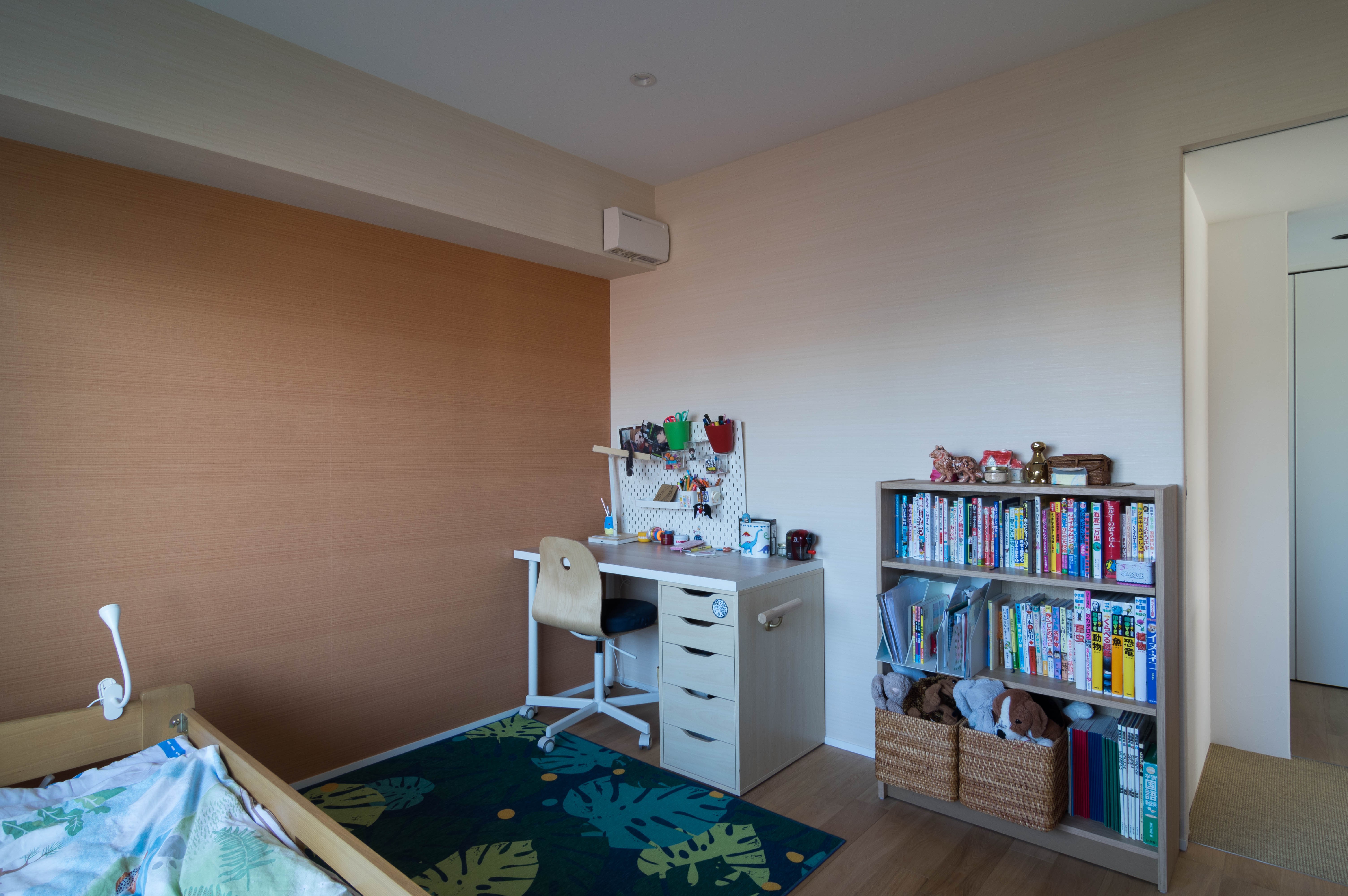 子供部屋事例：子供部屋2（テーマカラーのある子供部屋と自然素材に植物が映えるLDK、家族と愛猫が集う光と風が通り抜ける家）