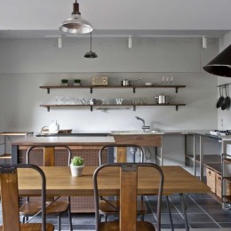 ZARAZARA House～壁・床・家具それぞれの素材を楽しむ、質感の高い空間～ (ダイニングキッチン)