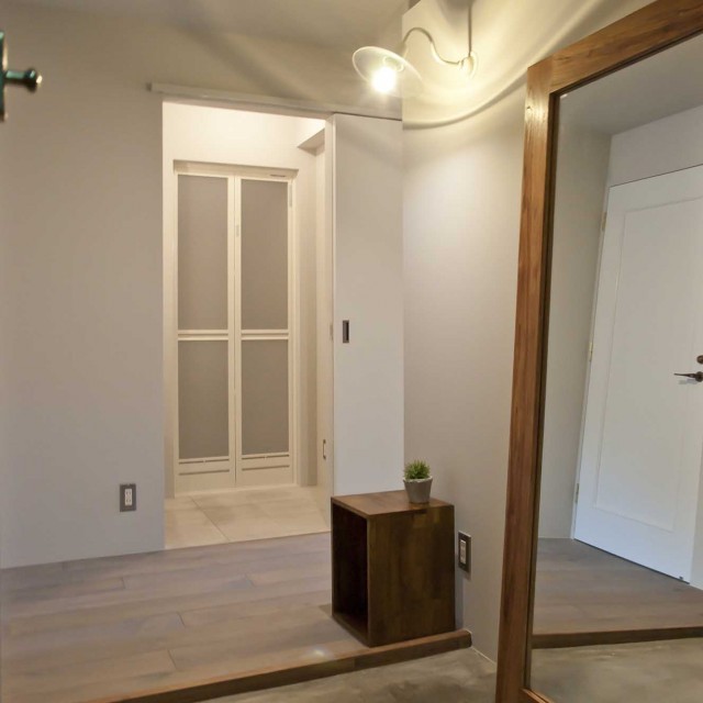 玄関事例：玄関（ZARAZARA House～壁・床・家具それぞれの素材を楽しむ、質感の高い空間～）