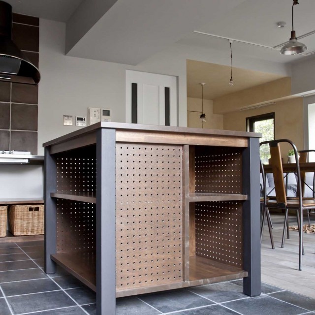 キッチン事例：キッチン作業台（ZARAZARA House～壁・床・家具それぞれの素材を楽しむ、質感の高い空間～）