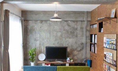 decoboco～メゾネットタイプのマンションリノベーション。凸凹（デコボコ）壁収納で魅せるデザインに。～ (リビング)