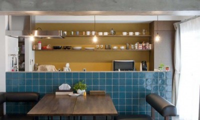 decoboco～メゾネットタイプのマンションリノベーション。凸凹（デコボコ）壁収納で魅せるデザインに。～ (ダイニングキッチン)