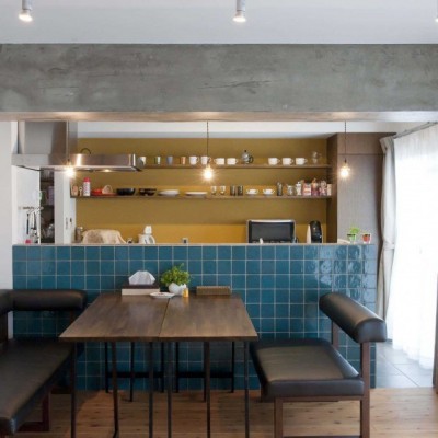 ダイニングキッチン (decoboco～メゾネットタイプのマンションリノベーション。凸凹（デコボコ）壁収納で魅せるデザインに。～)