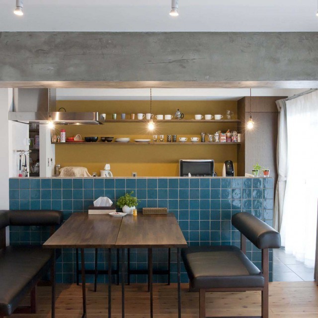 キッチン事例：ダイニングキッチン（decoboco～メゾネットタイプのマンションリノベーション。凸凹（デコボコ）壁収納で魅せるデザインに。～）