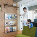 decoboco～メゾネットタイプのマンションリノベーション。凸凹（デコボコ）壁収納で魅せるデザインに。～の写真 リビング