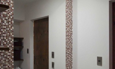 decoboco～メゾネットタイプのマンションリノベーション。凸凹（デコボコ）壁収納で魅せるデザインに。～ (洗面)