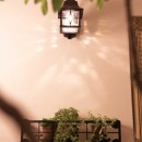 ハコニワ×ナカニワ～世界観の異なる空間（ハコニワ）を、中庭に見立てたパティオ（ナカニワ）がつなぐ住まい。～の写真 照明