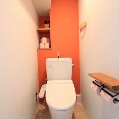 トイレ (IN and OUT～アウトドア好きご家族のマンションリノベーション。豊富な収納とディスプレイで、インドアも楽しめる。～)