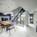 キッチンが主役のブルックリンモダンスタイルの家／東京都豊島区の写真 グレーを基調としたシックなリビングダイニング