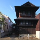 世田谷のコッテイジ、趣味のガーデニングの小さな住まいから多世代住宅へのリノベーションの写真 道路側の外観