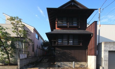 世田谷のコッテイジ、趣味のガーデニングの小さな住まいから多世代住宅へのリノベーション (道路側の外観)