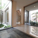 優雅な中庭のある和モダンの家／東京都世田谷区の写真 癒しのエントランス