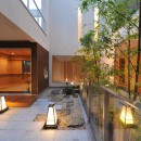 優雅な中庭のある和モダンの家／東京都世田谷区の写真 優雅で贅沢な中庭