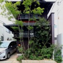 世田谷のコッテイジ、趣味のガーデニングの小さな住まいから多世代住宅へのリノベーションの写真 緑化した道路側外観