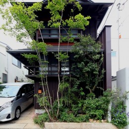 世田谷のコッテイジ、趣味のガーデニングの小さな住まいから多世代住宅へのリノベーション (緑化した道路側外観)