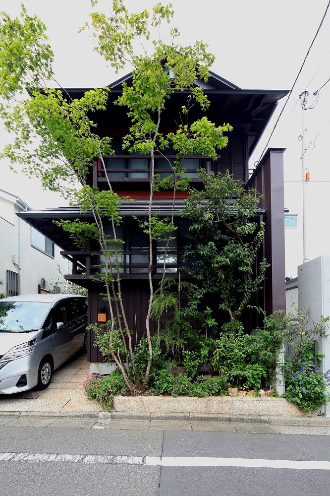 外観事例：緑化した道路側外観（世田谷のコッテイジ、趣味のガーデニングの小さな住まいから多世代住宅へのリノベーション）