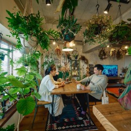 家族でつくる、植物カフェ空間-グリーンに癒されるダイニング