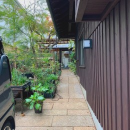 世田谷のコッテイジ、趣味のガーデニングの小さな住まいから多世代住宅へのリノベーション (道路からのアプローチ)
