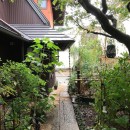 世田谷のコッテイジ、趣味のガーデニングの小さな住まいから多世代住宅へのリノベーションの写真 中庭から道路への景観