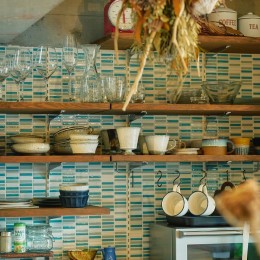 家族でつくる、植物カフェ空間 (ブルーのタイルと飾り棚)