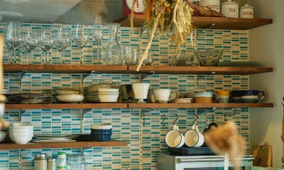 ブルーのタイルと飾り棚｜家族でつくる、植物カフェ空間