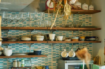 ブルーのタイルと飾り棚 (家族でつくる、植物カフェ空間)