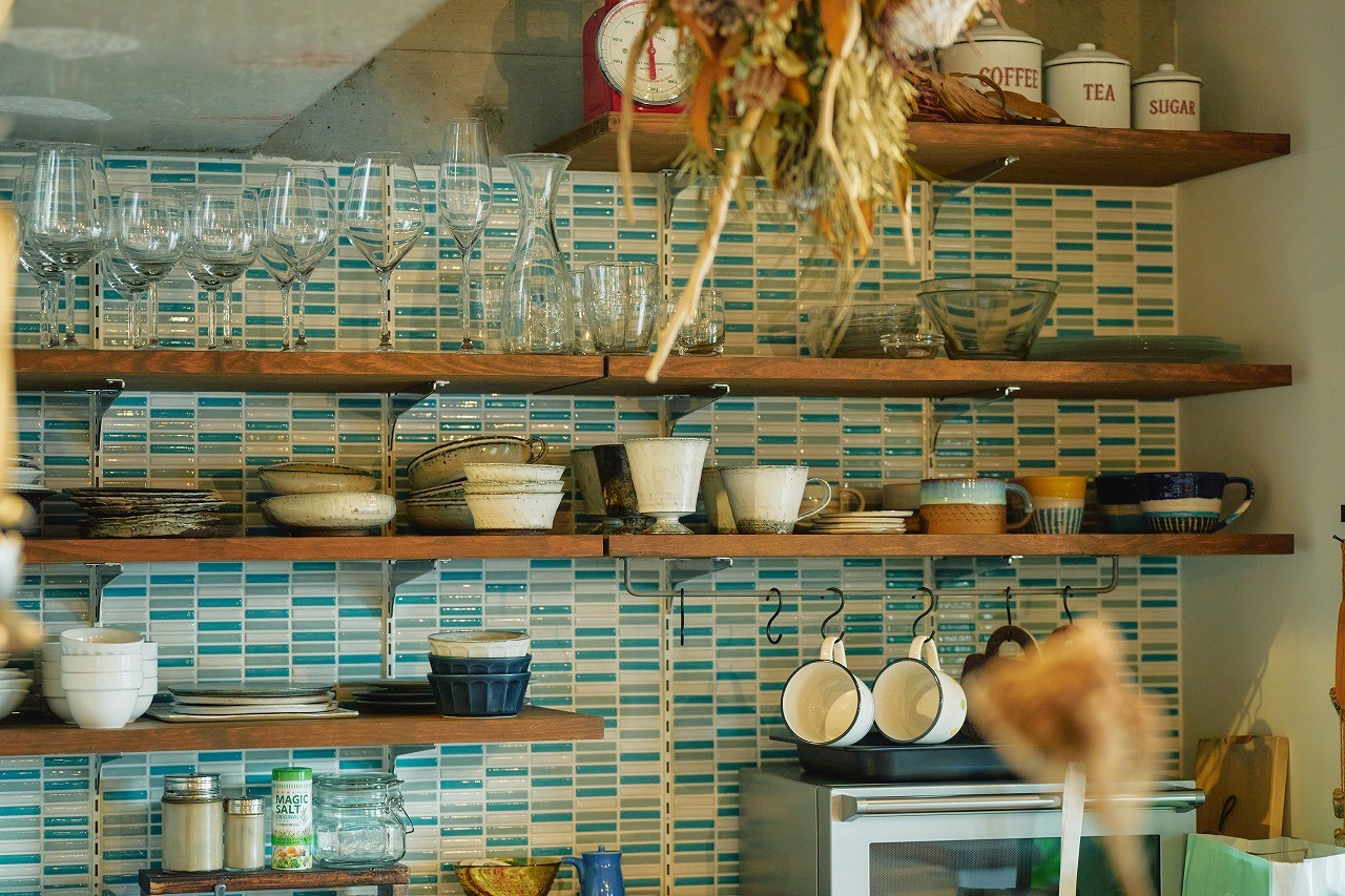キッチン事例：ブルーのタイルと飾り棚（家族でつくる、植物カフェ空間）