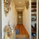 家族でつくる、植物カフェ空間の写真 玄関から土間続きのシューズクローク