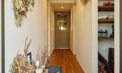 玄関から土間続きのシューズクローク｜家族でつくる、植物カフェ空間