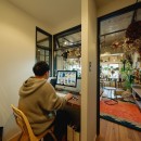 家族でつくる、植物カフェ空間の写真 ガラス張りのワークスペース