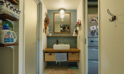キッチン横の造作洗面台｜家族でつくる、植物カフェ空間