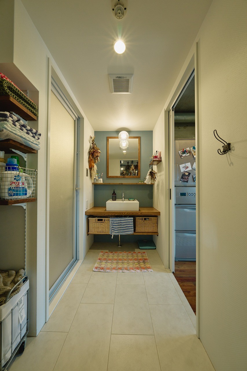 バス/トイレ事例：キッチン横の造作洗面台（家族でつくる、植物カフェ空間）