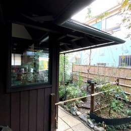世田谷のコッテイジ、趣味のガーデニングの小さな住まいから多世代住宅へのリノベーション (玄関先の結界)