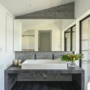 壮麗な家の写真 明るく清潔感のあるバスルーム