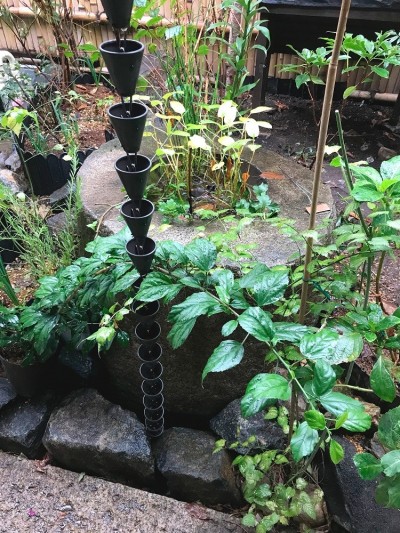 庭園の手水鉢 (世田谷のコッテイジ、趣味のガーデニングの小さな住まいから多世代住宅へのリノベーション)