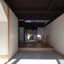 神奈川鎌倉A邸　五感を育む住まいの写真 玄関土間より奥の和室をのぞむ