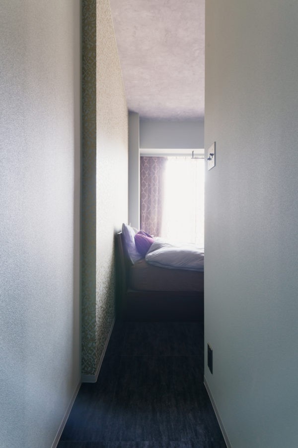 ベッドルーム事例：寝室からサニタリーへ（自分らしい終の棲家　～回遊間取りで開放的な1ルームスタイルに～）