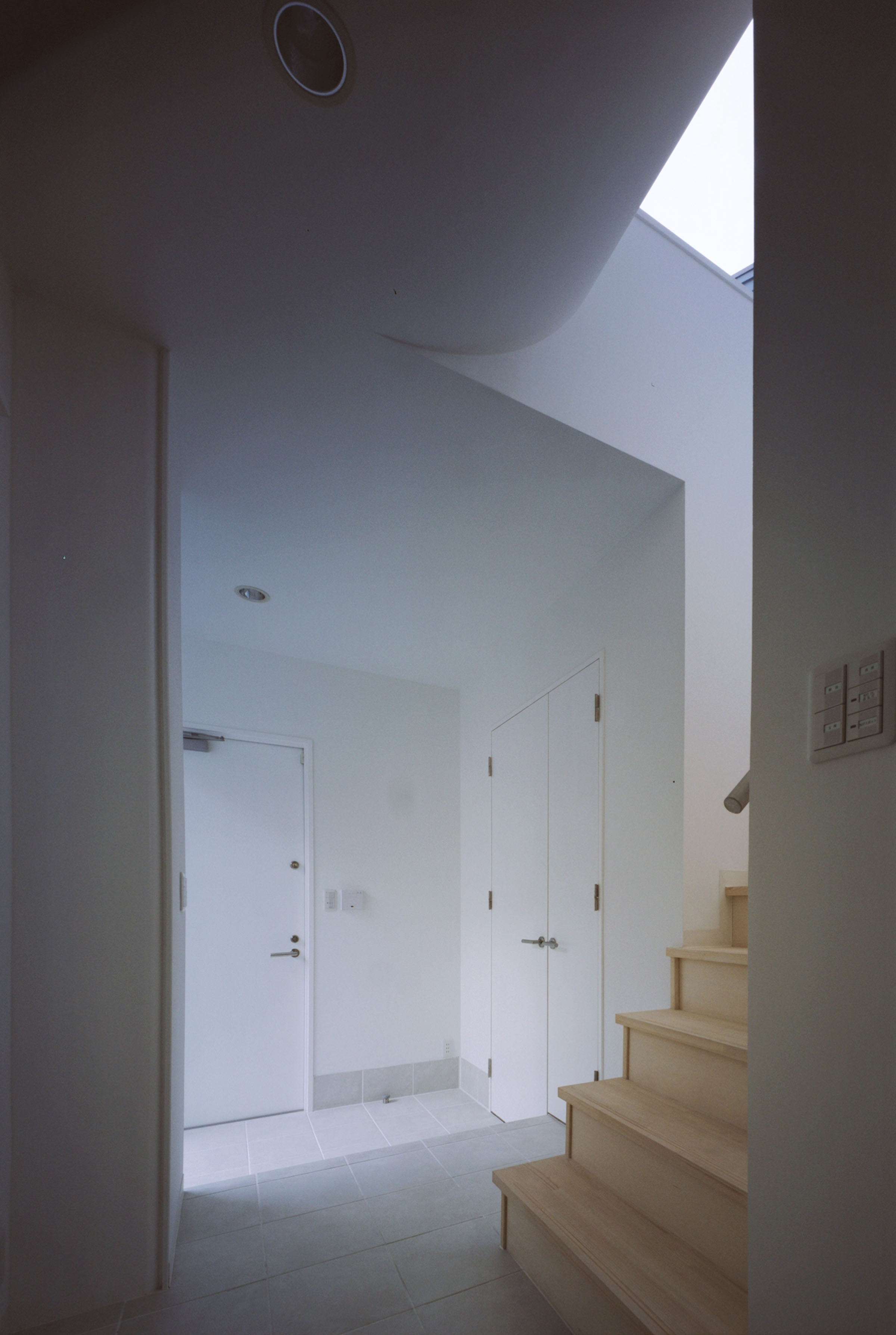 玄関事例：玄関と収納、車庫入り口（－すべての部屋に直接光を届ける－「切妻と中庭の家」）