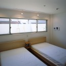 －すべての部屋に直接光を届ける－「切妻と中庭の家」の写真 1階寝室