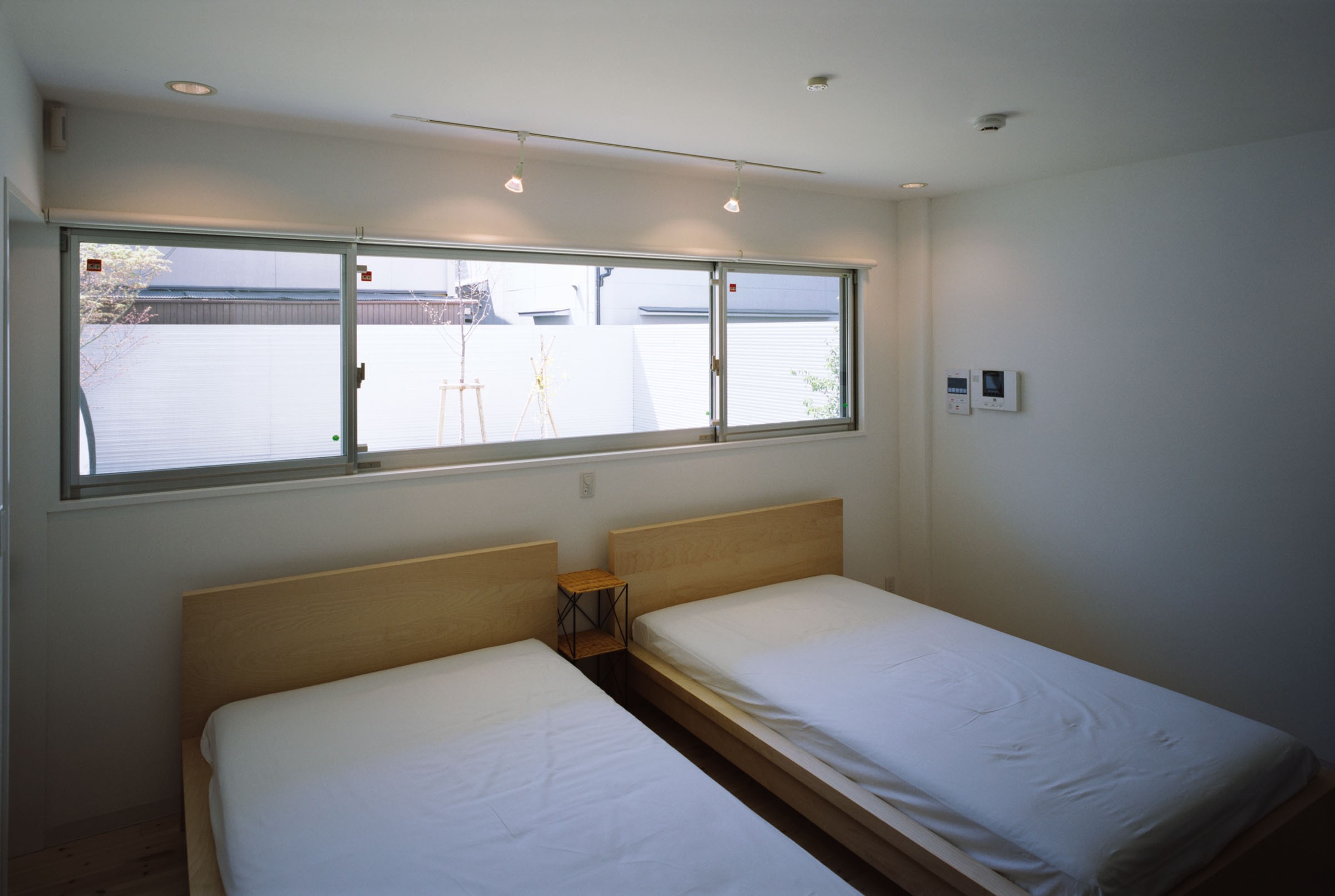 ベッドルーム事例：1階寝室（－すべての部屋に直接光を届ける－「切妻と中庭の家」）