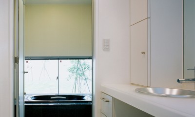 洗面所と浴室｜－すべての部屋に直接光を届ける－「切妻と中庭の家」